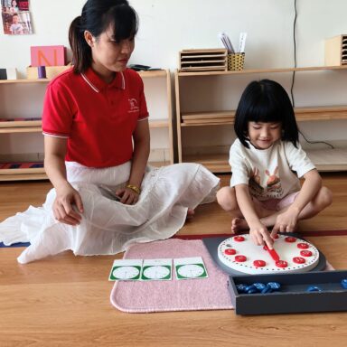Học với giáo cụ Montessori