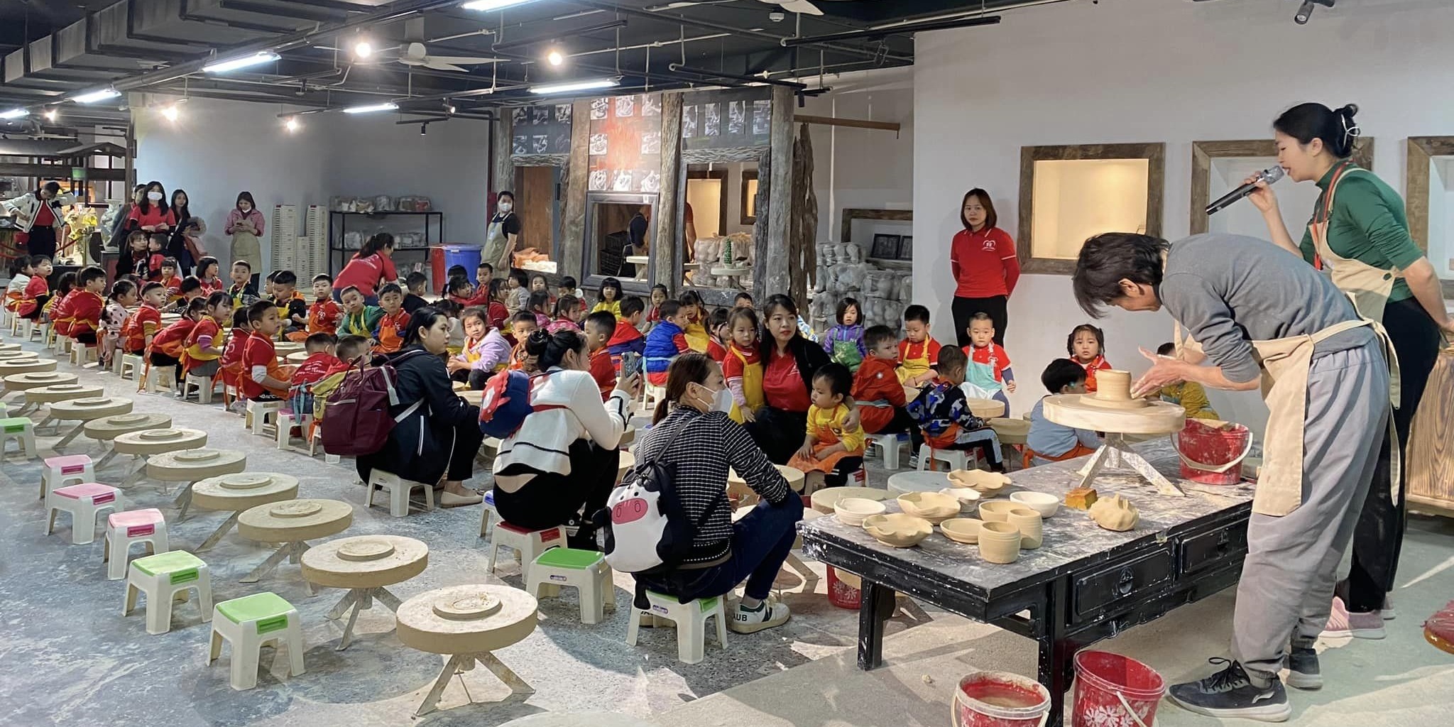 Bé trải nghiệm làm "nghệ nhân tí hon" tại Bát Tràng